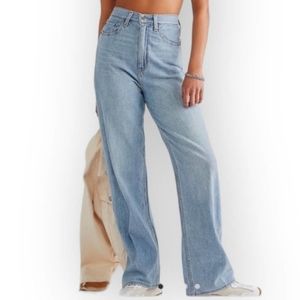 NWT Levi's High Loose Light Wash Jeans 28